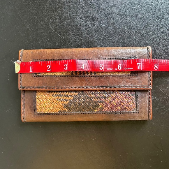 Vintage Brown Leather Tri-Fold Clasp Closure Wallet with Woven Details - Picture 11 of 12